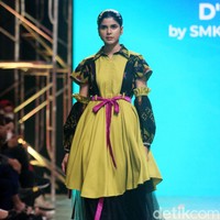 Siswa SMK 1 Kalitengah Lamongan menampilkan koleksi busana yang terinspirasi dari gapura Paduraksa Lamongan di malam hari dengan pesona keindahan warna warninya. Fashion show digelar di Spotlight Indonesia 2023. Foto: Mohammad Abduh/Wolipop.  
