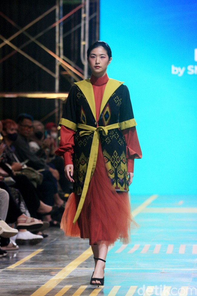 Siswa SMK 1 Kalitengah Lamongan menampilkan koleksi busana yang terinspirasi dari gapura Paduraksa Lamongan di malam hari dengan pesona keindahan warna warninya. Fashion show digelar di Spotlight Indonesia 2023.  Foto: Mohammad Abduh/Wolipop.  