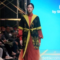 Siswa SMK 1 Kalitengah Lamongan menampilkan koleksi busana yang terinspirasi dari gapura Paduraksa Lamongan di malam hari dengan pesona keindahan warna warninya. Fashion show digelar di Spotlight Indonesia 2023.  Foto: Mohammad Abduh/Wolipop.  