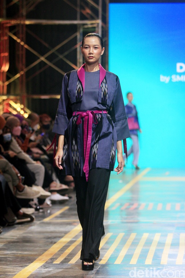 Siswa SMK 1 Kalitengah Lamongan menampilkan koleksi busana yang terinspirasi dari gapura Paduraksa Lamongan di malam hari dengan pesona keindahan warna warninya. Fashion show digelar di Spotlight Indonesia 2023.  Mohammad Abduh/Wolipop.  