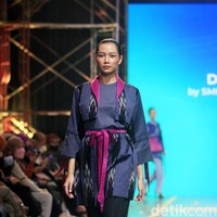 Siswa SMK 1 Kalitengah Lamongan menampilkan koleksi busana yang terinspirasi dari gapura Paduraksa Lamongan di malam hari dengan pesona keindahan warna warninya. Fashion show digelar di Spotlight Indonesia 2023.  Mohammad Abduh/Wolipop.  