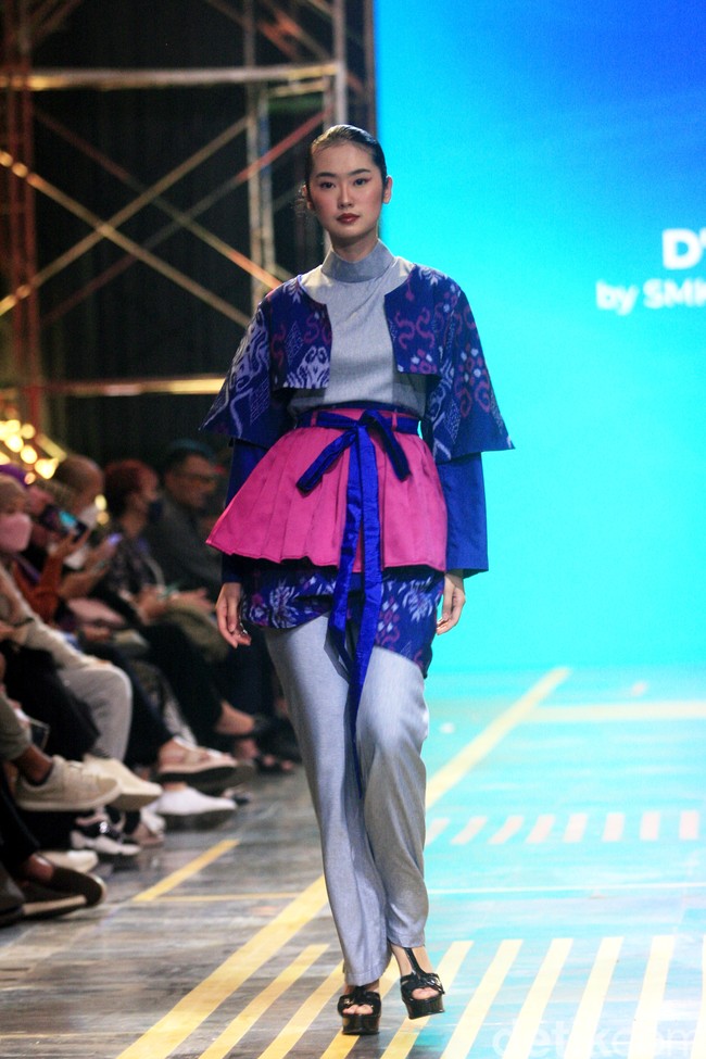 Siswa SMK 1 Kalitengah Lamongan menampilkan koleksi busana yang terinspirasi dari gapura Paduraksa Lamongan di malam hari dengan pesona keindahan warna warninya. Fashion show digelar di Spotlight Indonesia 2023.  Foto: Mohammad Abduh/Wolipop.  