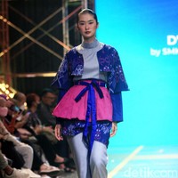 Siswa SMK 1 Kalitengah Lamongan menampilkan koleksi busana yang terinspirasi dari gapura Paduraksa Lamongan di malam hari dengan pesona keindahan warna warninya. Fashion show digelar di Spotlight Indonesia 2023.  Foto: Mohammad Abduh/Wolipop.  