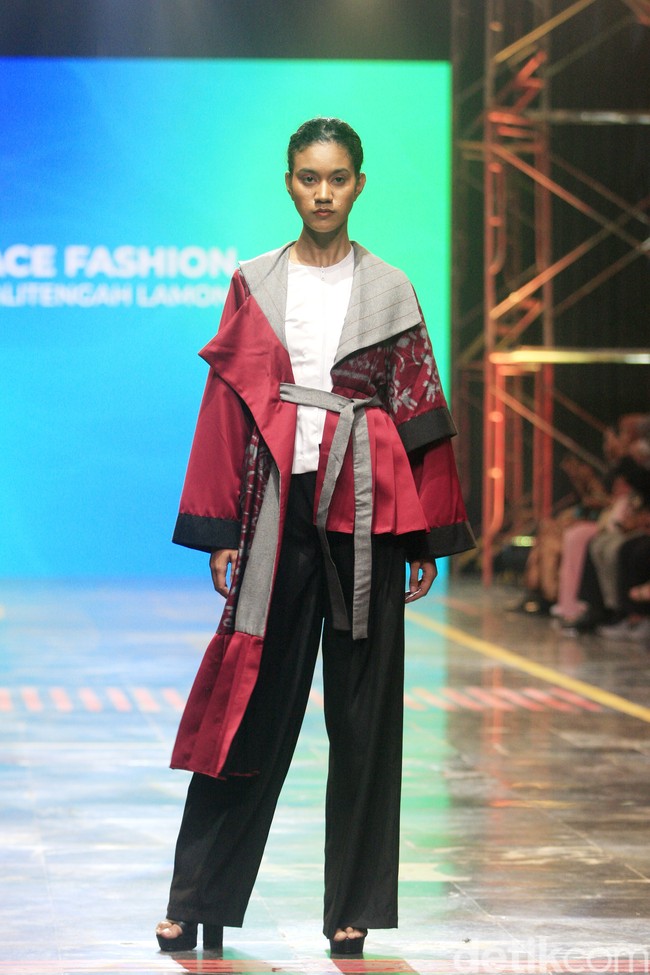 Siswa SMK 1 Kalitengah Lamongan menampilkan koleksi busana yang terinspirasi dari gapura Paduraksa Lamongan di malam hari dengan pesona keindahan warna warninya. Fashion show digelar di Spotlight Indonesia 2023. Foto: Mohammad Abduh/Wolipop.  