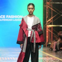 Siswa SMK 1 Kalitengah Lamongan menampilkan koleksi busana yang terinspirasi dari gapura Paduraksa Lamongan di malam hari dengan pesona keindahan warna warninya. Fashion show digelar di Spotlight Indonesia 2023. Foto: Mohammad Abduh/Wolipop.  