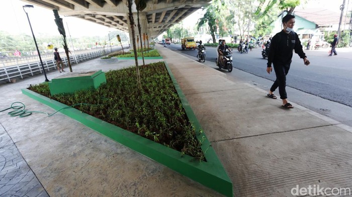 Kolong Tol Becakayu Dipercantik Pekerja menyapu taman di Kolong Tol Becakayu, Kayu Ringin, Bekasi Barat, Kota Bekasi, Jawa Barat, Senin (5/12/2022). Kolong tol becakayu tepatnya di depan RS Awal Bros kini dipercantik dengan adanya taman sehingga memberikan kenyamanan pada pejalan kaki.