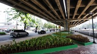 Kolong tol itu juga sudah dipercantik dengan taman.