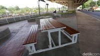 Kini warga bisa bersantai ria di area taman.