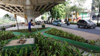 Taman membuat kolong tol menjadi lebih asri.