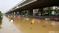 Selain itu, sungai di samping kolong tol juga telah dipercantik dengan aneka hiasan ikan mainan.