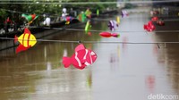Ikan-ikan ini digantung di atas sungai yang membentang di samping kolong tol.