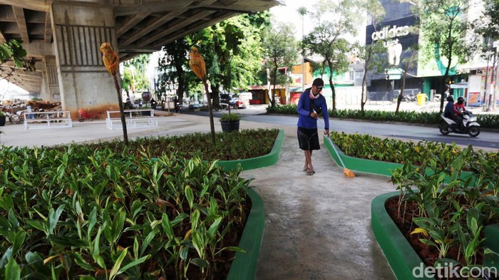 Kolong Tol Becakayu Dipercantik Pekerja menyapu taman di Kolong Tol Becakayu, Kayu Ringin, Bekasi Barat, Kota Bekasi, Jawa Barat, Senin (5/12/2022). Kolong tol becakayu tepatnya di depan RS Awal Bros kini dipercantik dengan adanya taman sehingga memberikan kenyamanan pada pejalan kaki.