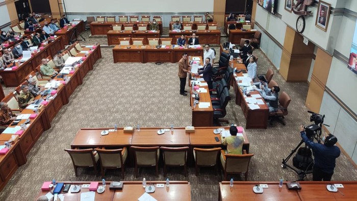 Komisi III DPR RI rapat kerja bersama Menkumham Yasonna Laoly terkait pengambilan keputusan RUU Pengesahan Perjanjian antara Pemerintah Republik Indonesia dan Pemerintah Republik Singapura tentang Ekstradisi Buronan. Seluruh fraksi Komisi III DPR dan pemerintah menyetujui RUU tersebut dibawa ke paripurna DPR.