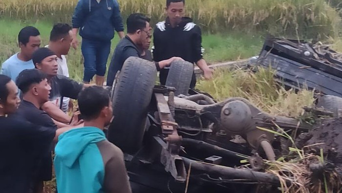 Kondisi mobil pikap di Malang setelah ditabrak KA