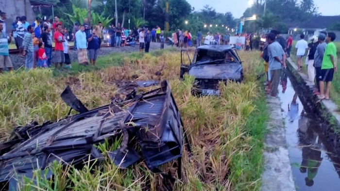 Kondisi pikap yang ditumpangi korban setelah tertabrak KA di Malang