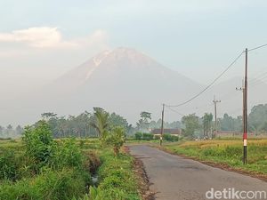 Penampakan Gunung Semeru Berstatus Awas Pagi Ini