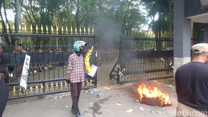 Kondisi terkini di depan Gubernur Sulsel, Jalan Urip Sumohardjo Makassar.