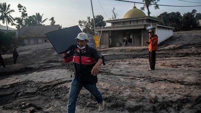 Korban Erupsi Semeru Selamatkan Barang-barang Berharga
