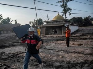 Korban Erupsi Semeru Selamatkan Barang-barang Berharga