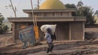 Diberitakan sebelumnya, Gunung Semeru kembali erupsi. Kali ini erupsi terjadi sekitar pukul 02.46 WIB, Minggu (43/12/2022) dengan tinggi kolom abu 1.500 meter di atas puncak gunung sekitar 5.176 meter di atas permukaan laut. (Suryanto/Getty Images)