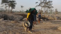 Kondisi Semeru usai erupsi masih meluncurkan guguran awan panas sejauh 1.000 meter dari puncak pagi ini. Aktivitas gunung Semeru terpantau sejak pukul 00.00-06:00 WIB, Senin pagi ini. (Suryanto/Getty Images)