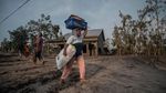 Korban Erupsi Semeru Selamatkan Barang-barang Berharga