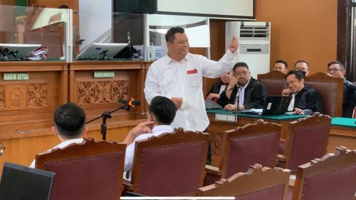 Kuat Maruf Pose Finger Heart Ala Korea Sebelum Sidang (Wilda/detikcom)