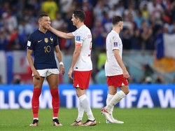 Mbappe dan Lewandowski pun saling memberi senyum (Getty Images)