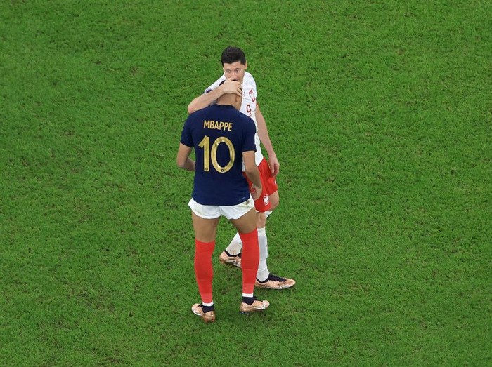 DOHA, QATAR - DECEMBER 04: Robert Lewandowski of Poland embraces Kylian Mbappe of France after the FIFA World Cup Qatar 2022 Round of 16 match between France and Poland at Al Thumama Stadium on December 04, 2022 in Doha, Qatar. (Photo by Buda Mendes/Getty Images)