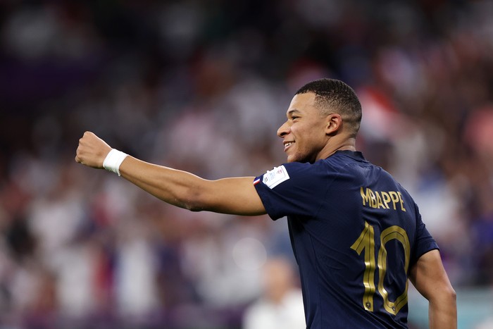 kylian mbappe timnas prancis prancis vs polandia piala dunia 2022 piala dunia qatar juara bola dunia DOHA, QATAR - DECEMBER 04: Kylian Mbappe of France celebrates after scoring the team's third goal during the FIFA World Cup Qatar 2022 Round of 16 match between France and Poland at Al Thumama Stadium on December 04, 2022 in Doha, Qatar. (Photo by Francois Nel/Getty Images)