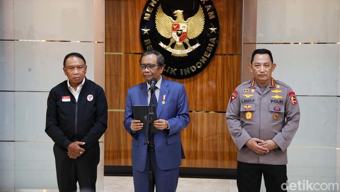 Liga 1 Kembali Bergulir, Proses Hukum Tragedi Kanjuruhan Berjalan Pemerintah memutuskan kembali menggulirkan Liga 1 musim 2022. Hal itu disampaikan Menko Polhukam Mahfud Md di kantornya, Jl Medan Merdeka Barat, Jakarta.