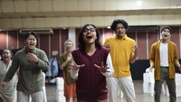Teater Musikal Cek Toko Sebelah ini menghadirkan Chandra Satria, Morgan Oey, Kristo Immanuel, dan Lea Simanjuntak.