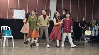 Teater Musikal Cek Toko Sebelah akan diwarnai 16 lagu baru yang secara spesifik dimaksud untuk memperkuat pengalaman penonton dalam memahami perasaan, keinginan dan kekecewaan para tokoh di dalam cerita Cek Toko Sebelah.