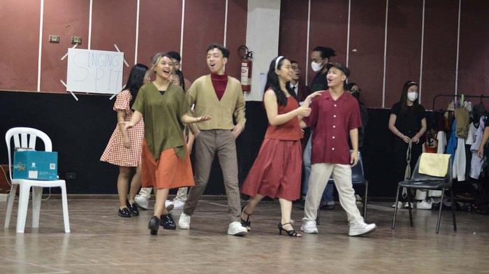 Lihat Yuk Latihan Teater Musikal Cek Toko Sebelah Setelah sukses di layar lebar dan series, kini Cek Toko Sebelah hadir dalam panggung teater musikal. Pertunjukan itu akan digelar di TIM Jakarta.