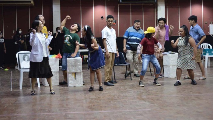 Lihat Yuk Latihan Teater Musikal Cek Toko Sebelah Setelah sukses di layar lebar dan series, kini Cek Toko Sebelah hadir dalam panggung teater musikal. Pertunjukan itu akan digelar di TIM Jakarta.