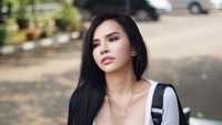 Dalam kesempatan itu, Maria Vania juga mengungkapkan masa kecilnya dulu yang kerap ngumpet di kamar kalau ada tetangga datang ke rumah. (Foto: dok Instagram)