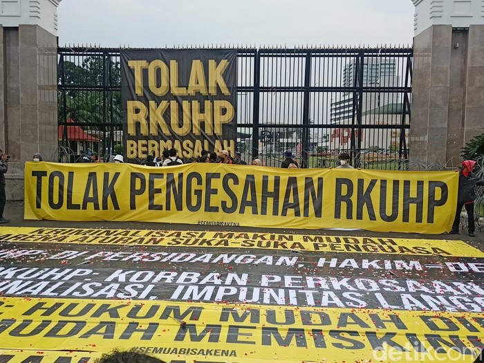 Massa demo tolak RKUHP tiba di DPR.