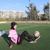 Ialah Maymi Asgari freestyler yang jadi sorotan saat unjuk gigi di luar stadion Doha, Qatar. Ia awalnya mengunggah aksi freestyle sepak bola lewat akun TikTok @asgari_freestyle . Foto: Dok. Instagram @asgari_freestyle.