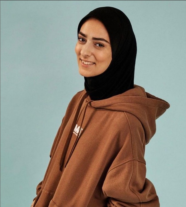 Maymi mengungkapkan wanita berhijab bisa menekuni berbagai bidang. Saya ingin menunjukkan bahwa, ya, saya memakai hijab, saya Muslim dan saya seorang wanita, tetapi itu tidak berarti bahwa saya tidak bisa bermain sepak bola, kata Maymi. Foto: Dok. Instagram @asgari_freestyle.