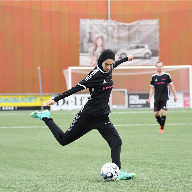 Wanita yang memiliki 26,2 ribu pengikut di Instagram ini menuturkan hijab bukan menjadi penghalang untuk bisa beraksi. Saya bisa melakukan hal yang sama persis seperti yang bisa dilakukan orang lain. Foto: Dok. Instagram @asgari_freestyle.