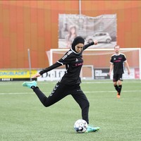 Wanita yang memiliki 26,2 ribu pengikut di Instagram ini menuturkan hijab bukan menjadi penghalang untuk bisa beraksi. Saya bisa melakukan hal yang sama persis seperti yang bisa dilakukan orang lain. Foto: Dok. Instagram @asgari_freestyle.