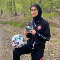 Trik dan keterampilan Maymi tidak hanya mencuri atensi penggemar di sekitar kota Qatar, tetapi juga di media sosial. Dia dengan cepat mendapatkan pengikut di TikTok tempatnya mengunggah beberapa videonya. Foto: Dok. Instagram @asgari_freestyle.