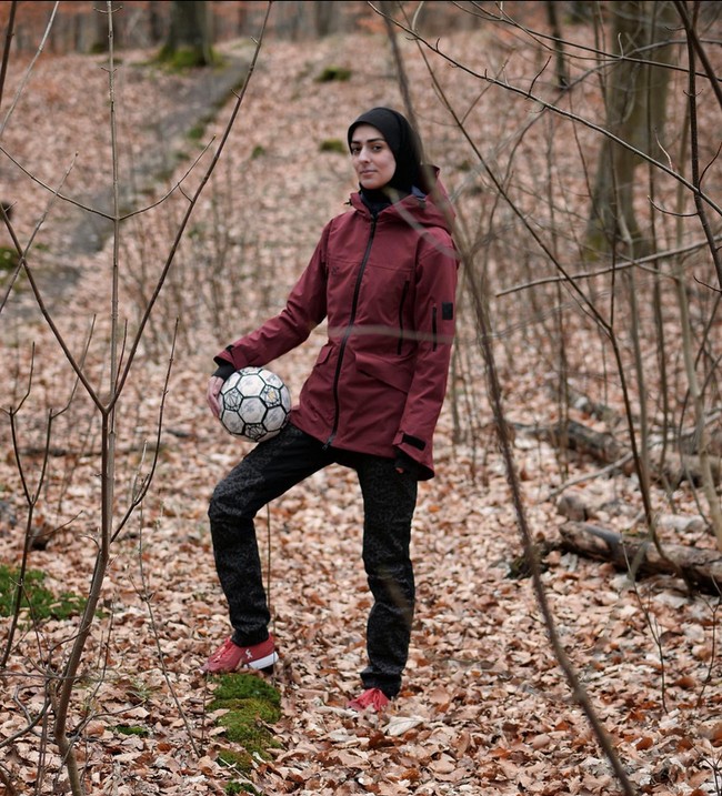 Maymi mengungkapkan inspirasi dalam melakukan aksi freestyle datang dari bintang sepak bola Brazil, Ronaldinho. Saya hanya menyukai cara dia bermain sepak bola. Rasanya seperti bola adalah bagian dari tubuhnya. Saya mencoba menyalinnya dengan banyak cara, ujarnya. Foto: Dok. Instagram @asgari_freestyle.