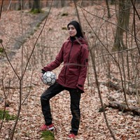 Maymi mengungkapkan inspirasi dalam melakukan aksi freestyle datang dari bintang sepak bola Brazil, Ronaldinho. Saya hanya menyukai cara dia bermain sepak bola. Rasanya seperti bola adalah bagian dari tubuhnya. Saya mencoba menyalinnya dengan banyak cara, ujarnya. Foto: Dok. Instagram @asgari_freestyle.