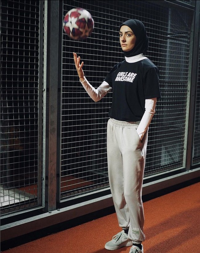 TikTokers berhijab mengucapkan ingin menjadi diri sendiri di tengah lingkungan mayoritas non muslim. Saya lahir dan besar di Denmark, banyak rekan satu tim saya berambut pirang dan bukan Muslim. Tapi saya tidak ingin berubah dan terlihat seperti mereka hanya untuk berada dalam permainan. Saya mencoba mengubah permainan sehingga saya bisa berada di dalamnya. Foto: Dok. Instagram @asgari_freestyle.