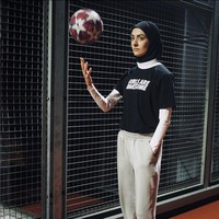 TikTokers berhijab mengucapkan ingin menjadi diri sendiri di tengah lingkungan mayoritas non muslim. Saya lahir dan besar di Denmark, banyak rekan satu tim saya berambut pirang dan bukan Muslim. Tapi saya tidak ingin berubah dan terlihat seperti mereka hanya untuk berada dalam permainan. Saya mencoba mengubah permainan sehingga saya bisa berada di dalamnya. Foto: Dok. Instagram @asgari_freestyle.