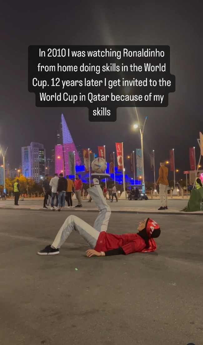 Aksi freestyler sepak bola biasanya didominasi oleh kaum pria. Namun wanita berhijab ini mampu membuktikan bisa menekuni sebagai freestyler. Foto: Dok. Instagram @asgari_freestyle.