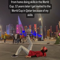 Aksi freestyler sepak bola biasanya didominasi oleh kaum pria. Namun wanita berhijab ini mampu membuktikan bisa menekuni sebagai freestyler. Foto: Dok. Instagram @asgari_freestyle.