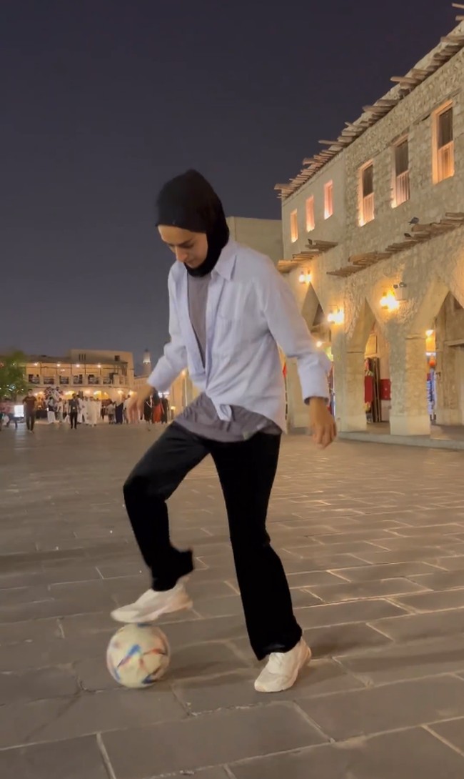 Aksi wanita yang berusia 24 tahun ini berhasil mencuri atensi orang yang lewat dan penggemar sepak bola yang datang ke ibukota Qatar untuk menyaksikan Piala Dunia 2022. Foto: Dok. Instagram @asgari_freestyle.