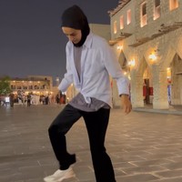 Aksi wanita yang berusia 24 tahun ini berhasil mencuri atensi orang yang lewat dan penggemar sepak bola yang datang ke ibukota Qatar untuk menyaksikan Piala Dunia 2022. Foto: Dok. Instagram @asgari_freestyle.